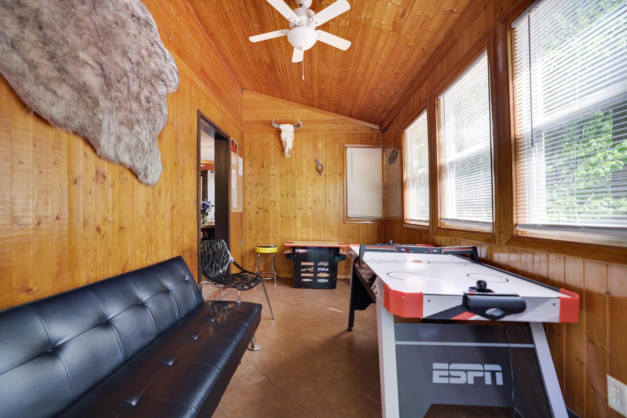 Chalet Renovated Near Casino, Camelback , Kalahari 4Bdrms Firepit Hot Tub Game Room Tobyhanna Εξωτερικό φωτογραφία